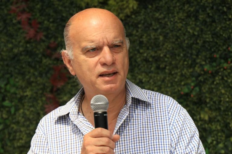 GRINDETTI SIGUE ARMANDO EQUIPO
