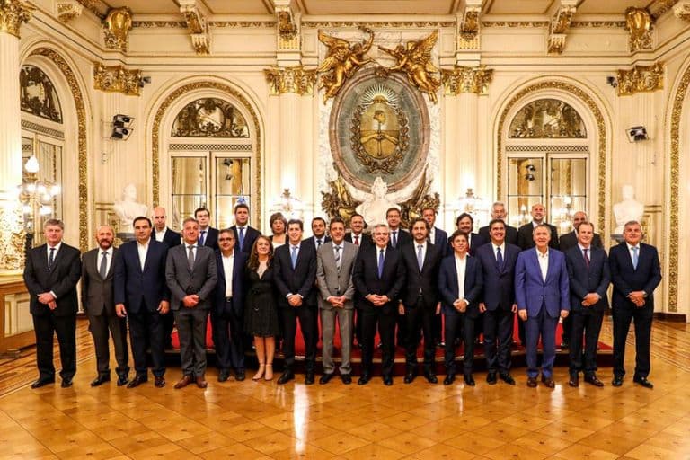 GOBERNADORES BUSCAN DESPEGARSE DE FERNÁNDEZ