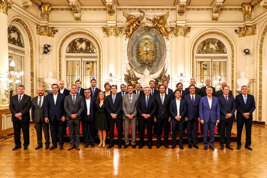 GOBERNADORES BUSCAN DESPEGARSE DE FERNÁNDEZ